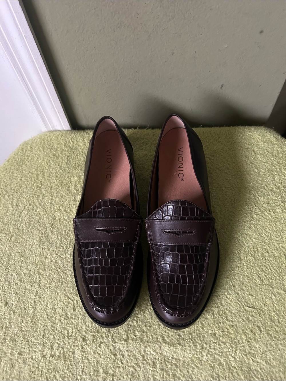 NWOT VIONIC Waverly Women’s Dark Brown Croc-Embossed Penny Loafers  Sz 8
